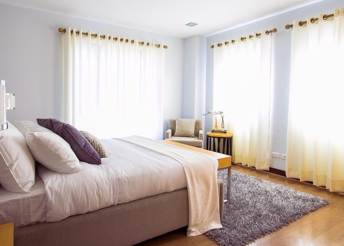 cortinas de color blanco decorando una habitacion