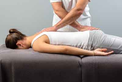 quiropractico realizando masaje