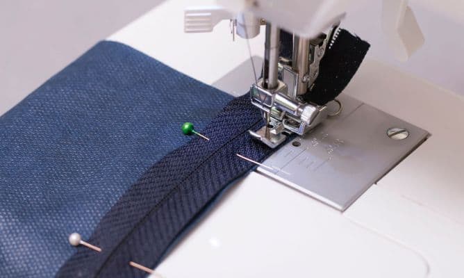¿Cómo coser una cremallera paso a paso?