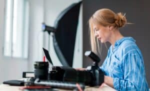 mujer trabajando audiovisual