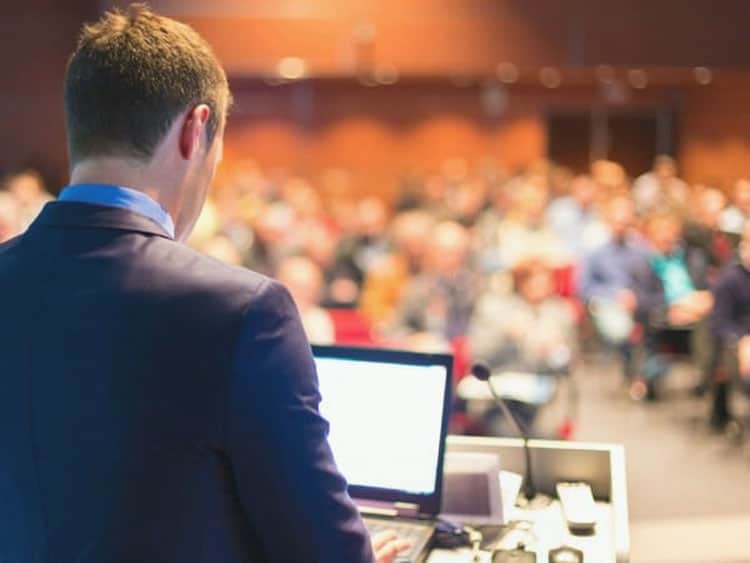 persona en una conferencia