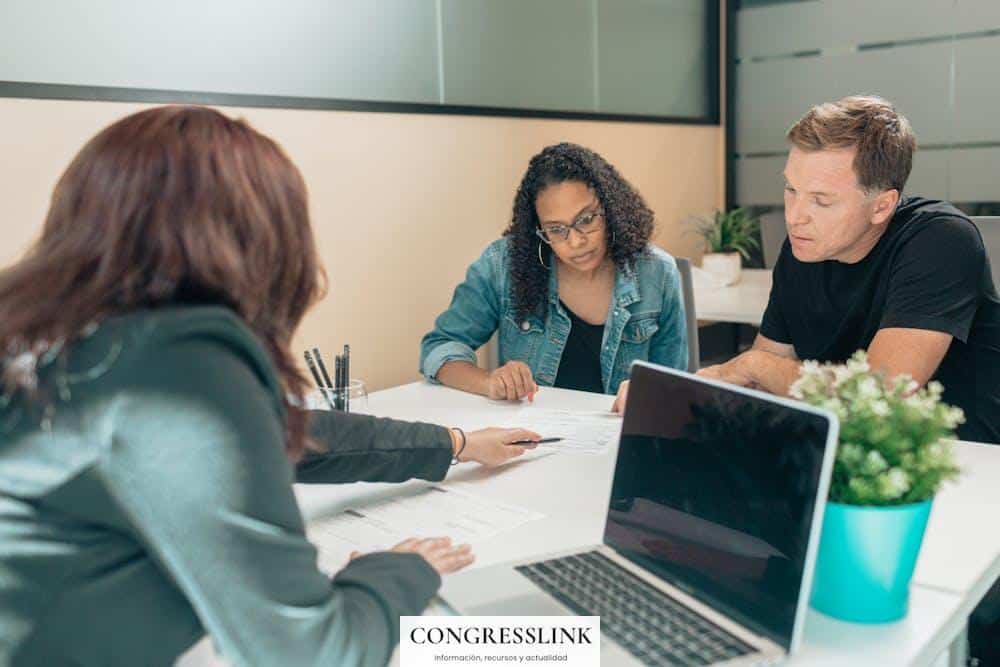 ¿En qué casos contratar un perito informático para WhatsApp?