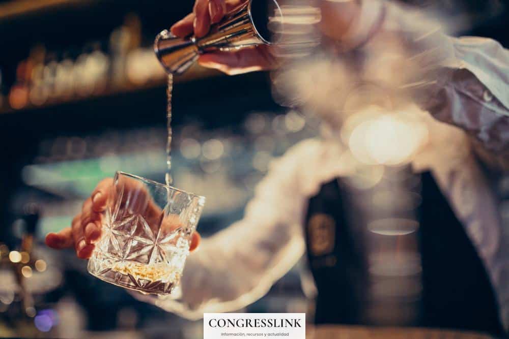 Hombre sirviendo bebida en un bar