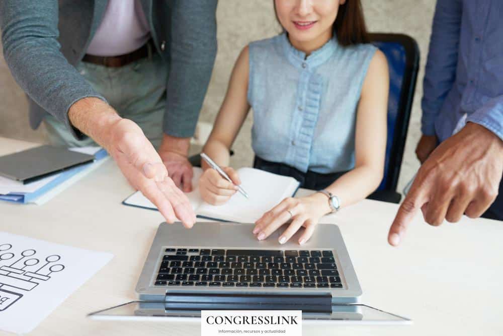 chica con las nominas en la mesa