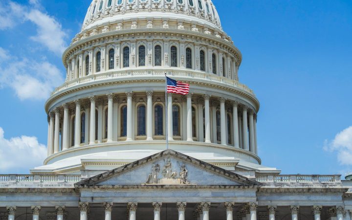 Fachada con columnas del Capitolio, sede del Congreso de Estados Unidos