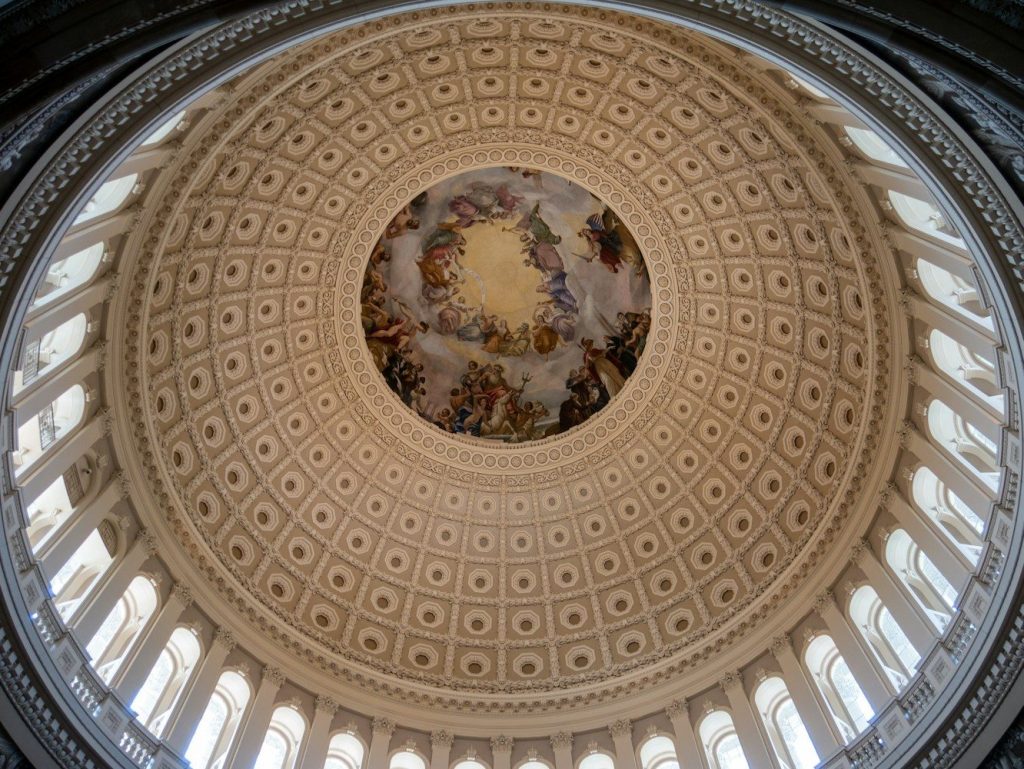 Interior de la cúpula del Capitolio con el fresco La apoteosis de Washington