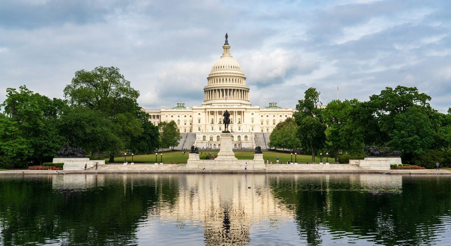 Capitolio de Washington visto desde el estanque reflectante del National Mall