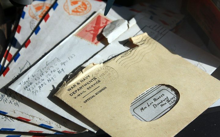 Cartas y sobres sobre una mesa de escritorio