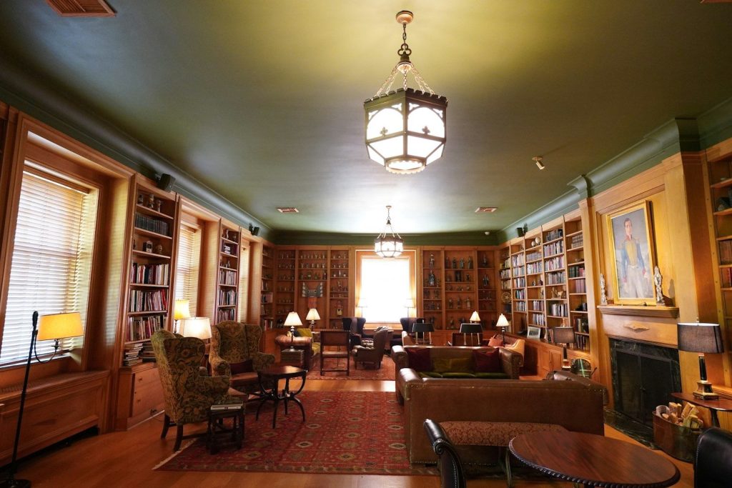 Biblioteca con estanterías de madera y luz cálida